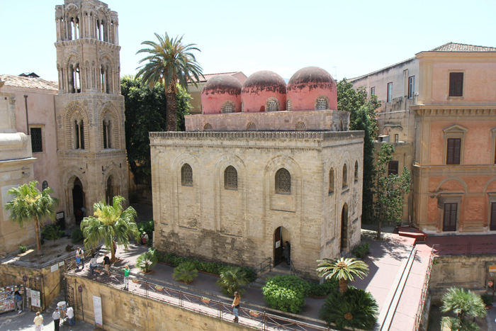San Cataldo kirken på Piazza Bellini i Palermo. Kirken har tre lyserøde kupler.