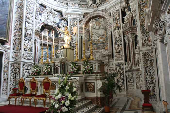 Alteret i Chiesa del Gesu i Palermo var et kunstværk i marmor.