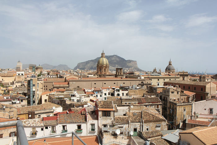 Udsigten oppe fra taget af Chiesa del Gesu. I baggrunden ses bjerget Monte Pellegrino, der ligger nord for Palermo.