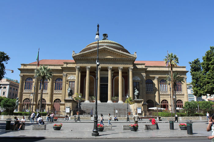 Teatro Massimo, det største operahus i Italien og det 3. største i Europa. Det stod færdigt i 1897 efter 22 års byggeri. 