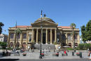 Teatro Massimo, det største operahus i Italien og det 3. største i Europa. Det stod færdigt i 1897 efter 22 års byggeri. 