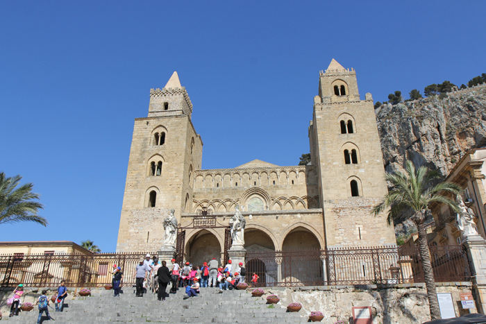 Den berømte katedral i Cefalú, som turister valfarter til for at se de flotte guldmosaikker.