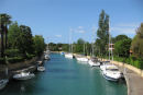 En af kanalerne i Portorosa, hvor de, der ejer/lejer feriehusene, kan have deres båd liggende lige uden for.