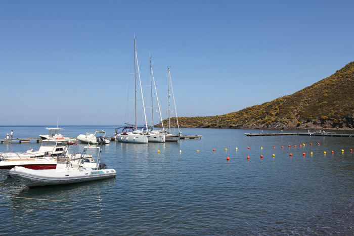 Marina Baia Levante på Vulcano er nogle flydebroer, der er lagt ud på stranden. Der er ingen moler eller anden form for beskyttelse mod øst. Der er meget åbent.