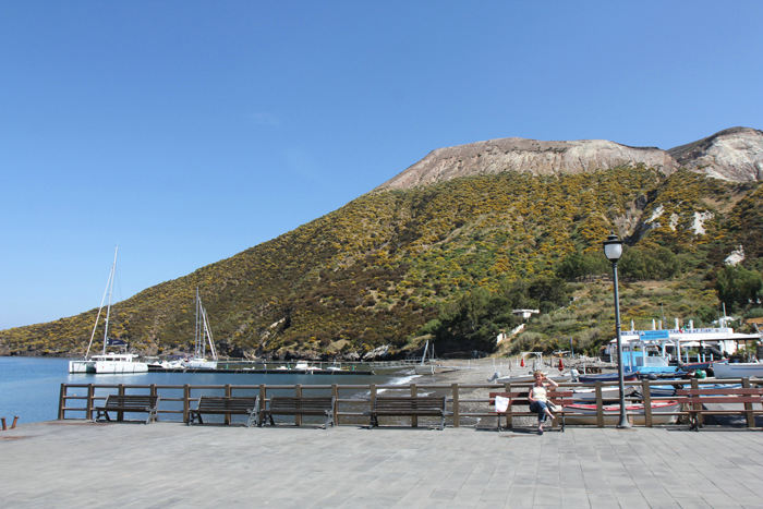 Marina Baia Levante på Vulcano ligger lige neden for vulkanen. En rigtig flot udsigt fra vort cockpit.
