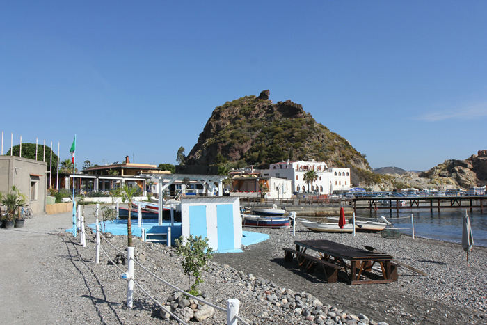 Faciliteterne i Marina Baia Levante på Vulcano var meget primitive. De blå skure er baderum, men der var varmt vand, hvis man ville betale. Toilet var i en nærliggende bar.