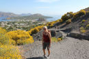 Skipperinden på vej op ad vulkanen på Vulcano. Det var en rigtig flot tur gennem kæmpegyvel, der stod i blomst.
