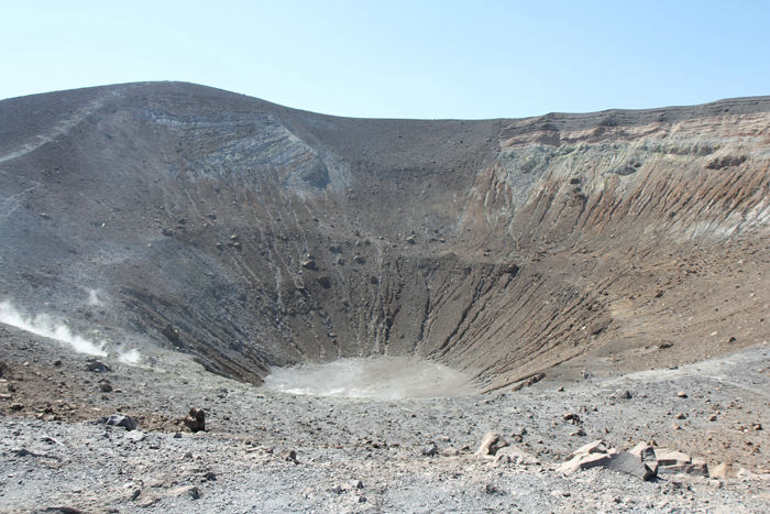 Krateret på vulkanen på Vulcano. Der var store områder, hvor svovldampene steg op. Der lugtede ikke godt.