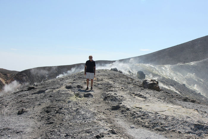Skipper i røg og damp på kraterkanten af vulkanen på Vulcano.