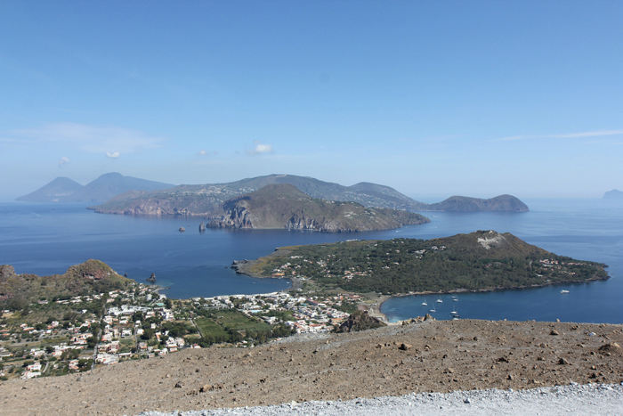 Udsigten oppe fra Vulkanen på Vulcano var imponerende. Det er Lipari, der ligger tæt på Vulcano. Ude til venstre ses Salina med sine to vulkaner og yderst til højre skimtes Panarea. 