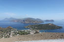 Udsigten oppe fra Vulkanen på Vulcano var imponerende. Det er Lipari, der ligger tæt på Vulcano. Ude til venstre ses Salina med sine to vulkaner og yderst til højre skimtes Panarea. 