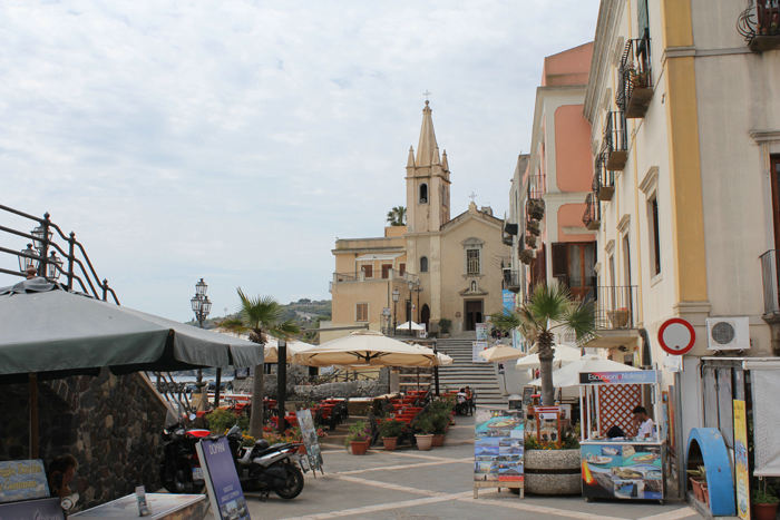Piazza Ugo S. Onofrio (Marina Corta), den gamle havn i Lipari. Sankt Giuceppe kirken i baggrunden.