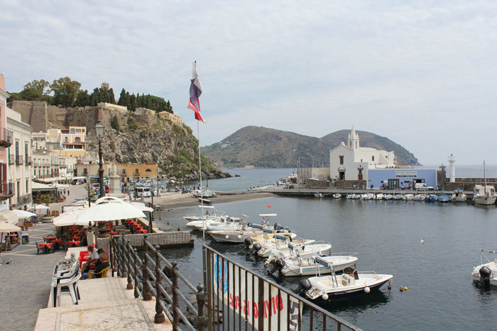 Piazza Ugo S. Onofrio (Marina Corta), den gamle havn i Lipari set oppe fra Sankt Giuceppe kirken. I baggrunden den gamle fæstning med katedralen. 