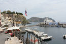 Piazza Ugo S. Onofrio (Marina Corta), den gamle havn i Lipari set oppe fra Sankt Giuceppe kirken. I baggrunden den gamle fæstning med katedralen. 