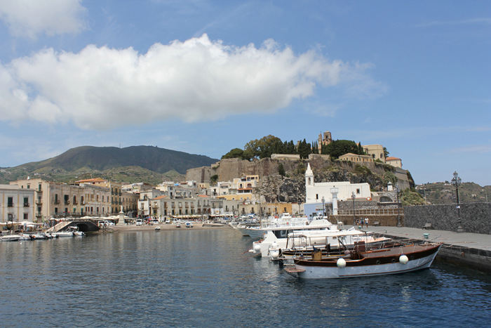 Den gamle havn Marina Corta i Lipari. Til højre den hvide kirke Sankt Cosimo E. Damiano.