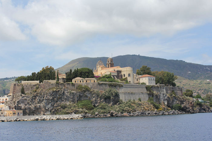 Den gamle fæstning i Lipari set ude fra vandet. Den høje bygning i midten er katedralen.
