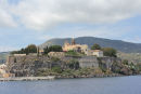 Den gamle fæstning i Lipari set ude fra vandet. Den høje bygning i midten er katedralen.