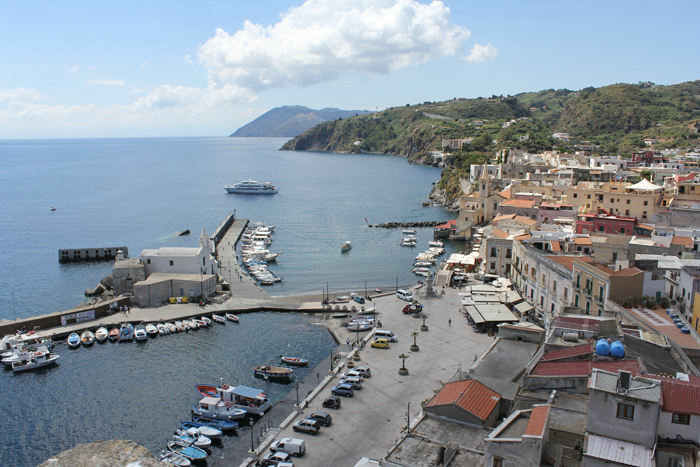 Udsigten oppe fra fæstningen i Lipari ned over den gamle havn Marina Corta.
