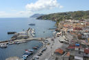 Udsigten oppe fra fæstningen i Lipari ned over den gamle havn Marina Corta.