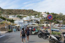 Havnepromenaden i Panarea by. Der var rigtigt liv på kajen; vi var langt fra de eneste, der var på vej til Stromboli og gjorde holdt på Panarea.