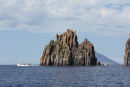 Basiluzzo klippen, der ligger mellem Panarea og Stromboli, der skimtes bag klippen.
