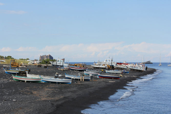 Der er ingen havn på Stromboli, kun et anløbssted. Alle bådene på Stromboli bliver trukket op på stranden. 