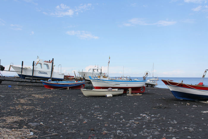 Bådene på den sorte strand på Stromboli. Der er sirener rundt i byen, og lyder den, så er det enten væk fra stranden (fare for tsunami) eller også i bådene og væk.