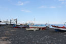 Bådene på den sorte strand på Stromboli. Der er sirener rundt i byen, og lyder den, så er det enten væk fra stranden (fare for tsunami) eller også i bådene og væk.