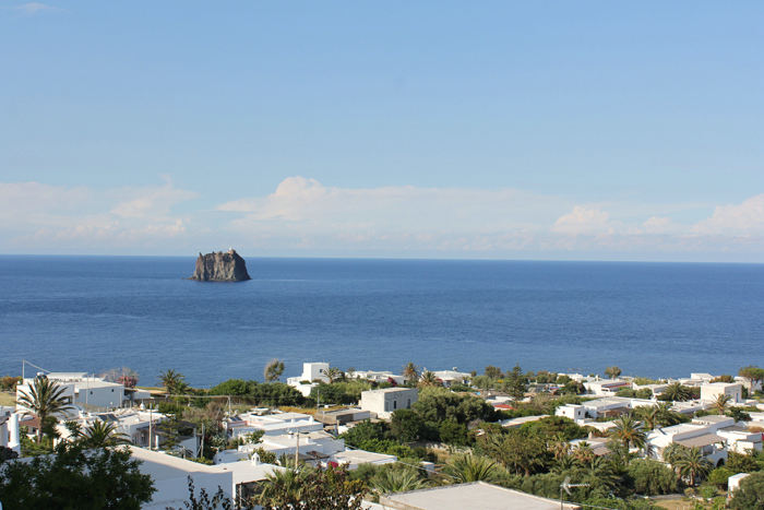 Udsigten oppe fra byen på Stromboli ud mod klippen Strombolicchio. 