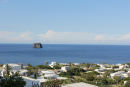 Udsigten oppe fra byen på Stromboli ud mod klippen Strombolicchio. 