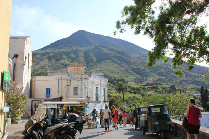 Lige meget, hvor man går rundt i byen på Stromboli, så tårner vulkanen sig op i baggrunden. 