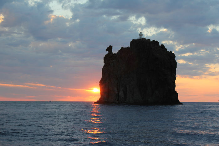 Vi sejlede ud til klippen Strombolicchio, hvor vi så solnedgangen, inden vi fortsatte hen forbi Stromboli for at se krateret fra nordsiden.