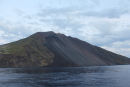 Nordsiden af Stromboli. Her kan man se lavaen, der falder ned ad vulkanens side og ud i havet.