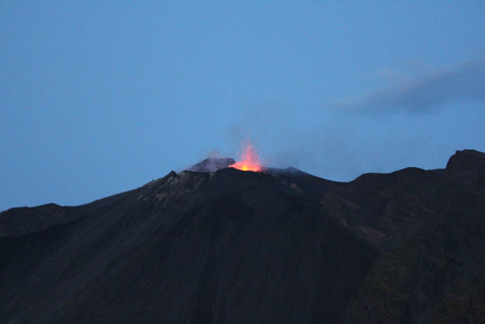 Vi lå stille i længere tid neden for vulkanen på Stromboli for at vente på nogle ’prust’, og vi blev ikke snydt.