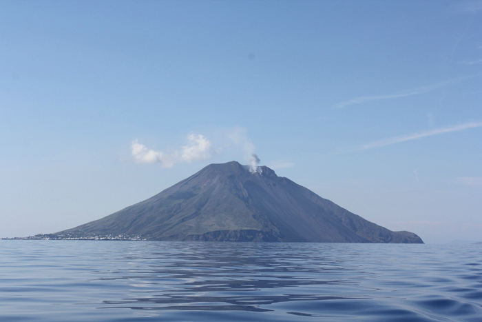 Her får vi et lille ’farvelprust’ fra vulkanen på Stromboli, da vi sejler mod fastlandet. Læg mærke til det spejlblanke vand - sådan var det i lang tid.