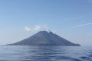 Her får vi et lille ’farvelprust’ fra vulkanen på Stromboli, da vi sejler mod fastlandet. Læg mærke til det spejlblanke vand - sådan var det i lang tid.
