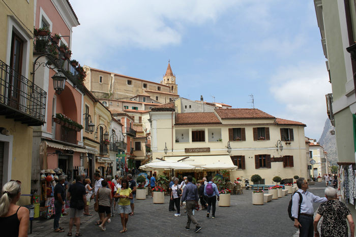 Hyggelig plads i den gamle historiske by Maratea. I baggrunden, højt hævet over byen, ses kirken Santa Maria Maggiore.