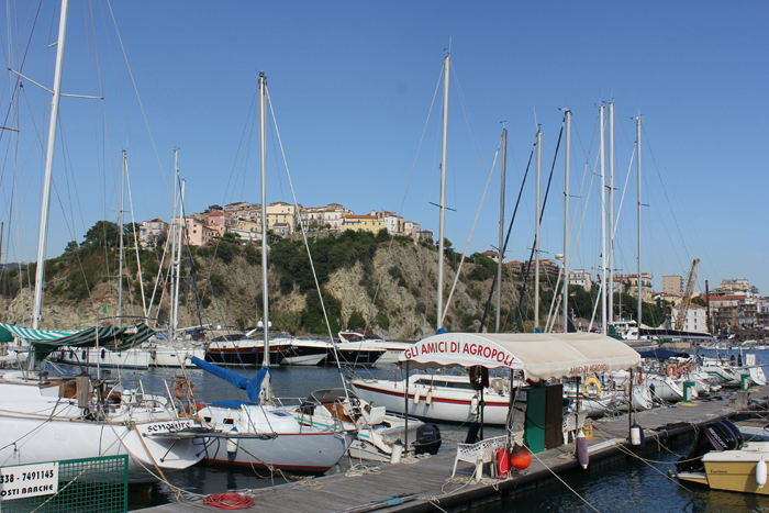 Marina Gli Amici di Agropoli, hvor vi lå, da vi besøgte Agropoli. Den gamle bydel ligger oppe på toppen af klipperne bag havnen.