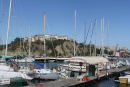 Marina Gli Amici di Agropoli, hvor vi lå, da vi besøgte Agropoli. Den gamle bydel ligger oppe på toppen af klipperne bag havnen.