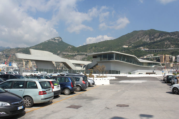 Stazione Maritima, en meget spændende bygning på havnen i Salerno. 