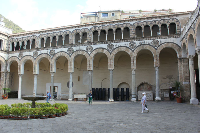 Søjlegården foran katedralen i Salerno. Det lignede nærmest en gård fra et kloster.