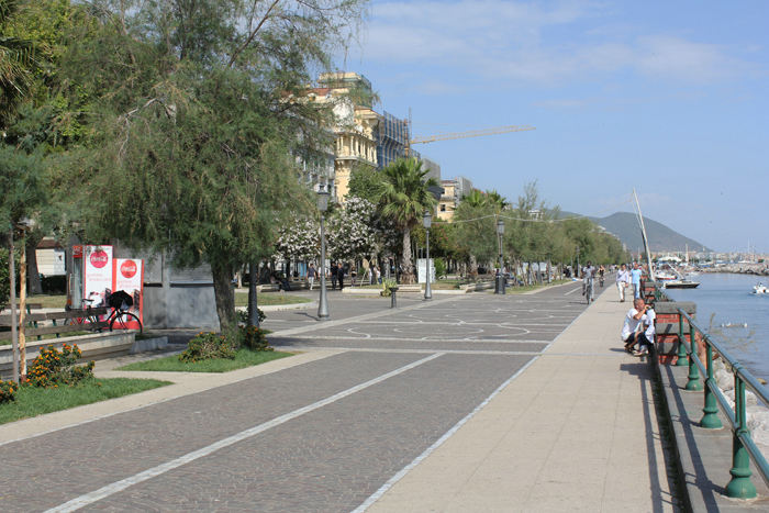 Den flotte havnepromenade – Lungomare – i Salerno.