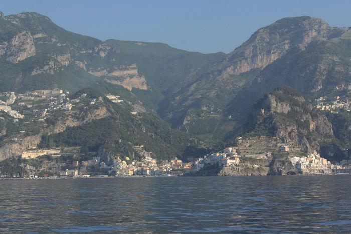 Amalfi set ude fra bugten. Vi havde været i Amalfi på turen ned langs Italien i 2011, så vi sejlede forbi denne gang.