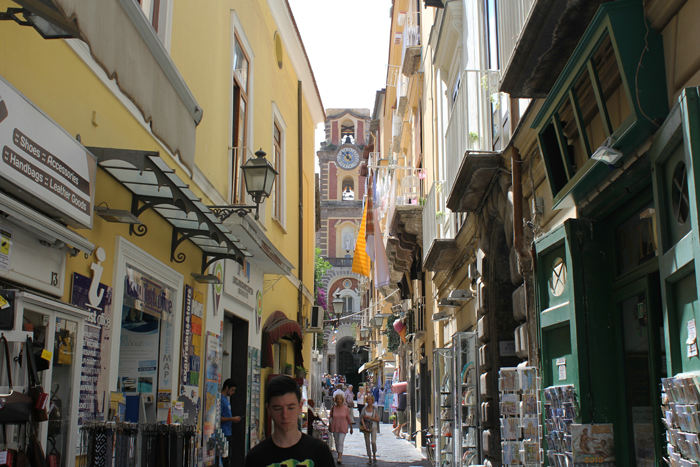 En af de smalle gader – Via P. R. Giulian i Sorrento. I baggrunden klokketårnet til katedralen.