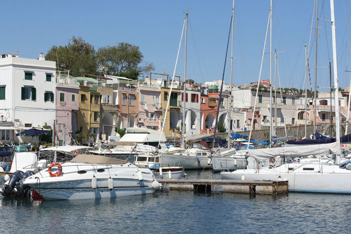 Havnen i Chiaiolella på den sydlige ende af Procida. Et rigtig hyggeligt sted med pastelfarvede huse langs kajen.
