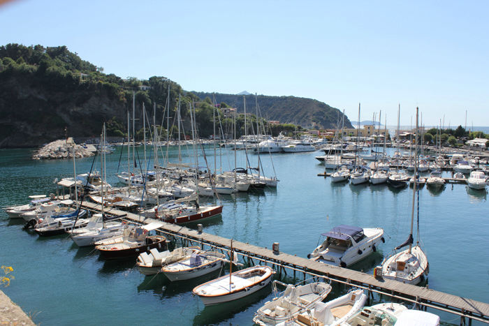 Der er flere marinaer i havnen i Chiaiolella. Vi lå i Yachting S. Margherita, som ses bagerst i billedet. Havnen ligger godt beskyttet bag høje klipper. Flot havn.