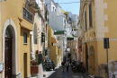 Vejen mellem Chiaiolella og Procida, hovedbyen på øen af samme navn, er en lang gade bebygget på begge sider, så der var ingen udsigt. Her nærmer vi os byen Procida.