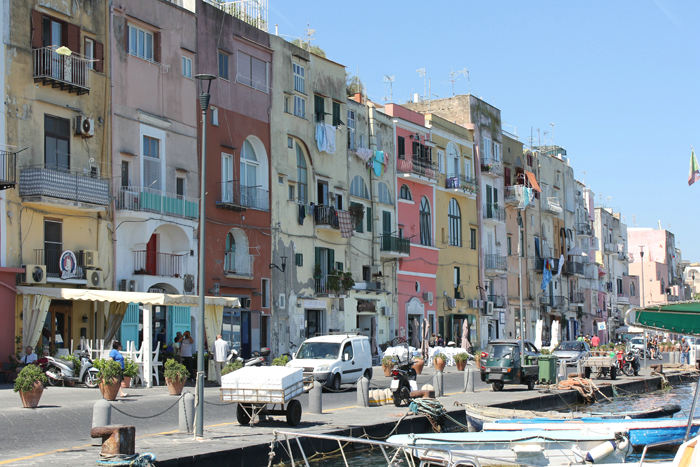 Havnepromenaden i Procida. Det var et meget livligt sted. Det er her fra, færgerne sejler til Napoli og Ischia.  