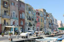 Havnepromenaden i Procida. Det var et meget livligt sted. Det er her fra, færgerne sejler til Napoli og Ischia.  