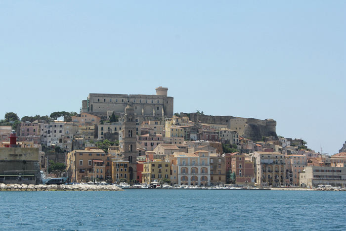 Bydelen Sant Maria i Gaeta, som vi sejlede forbi for at komme ind til marinaen i Gaeta. Der er også en lille havn i Sant Maria, men med meget begrænset plads. 
